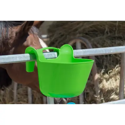 Tragbare Turnier-Futtertrog (13,5 L) in vielen Farben